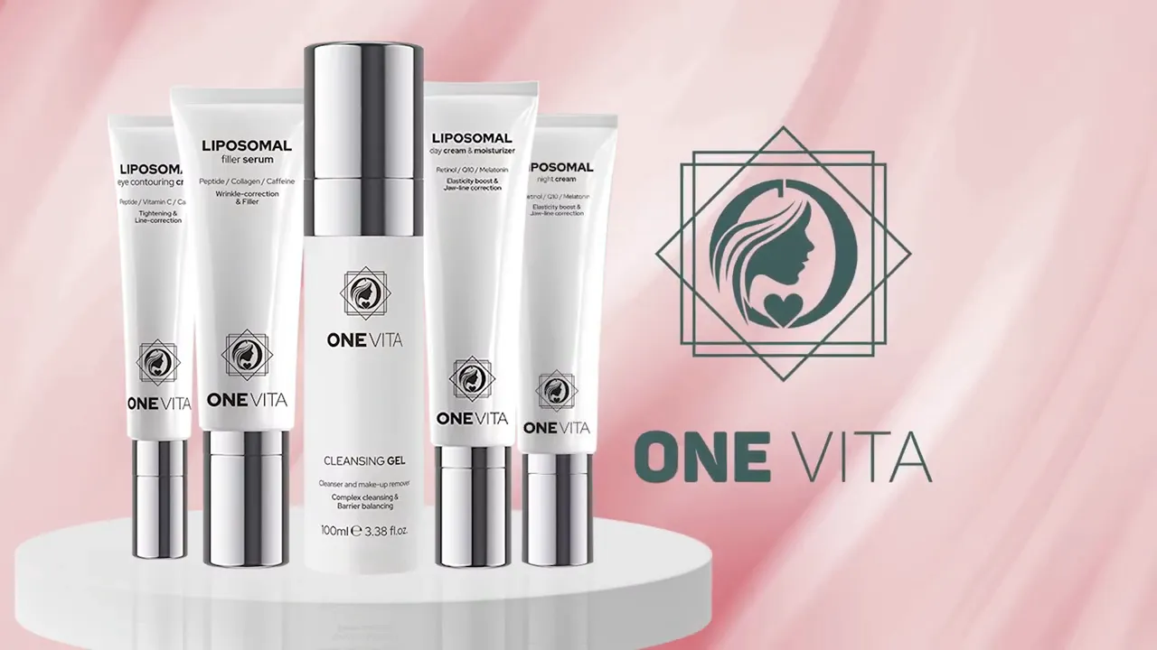 การจัดแสดงผลิตภัณฑ์บํารุงผิว ONE VITA รวมถึงเจลทําความสะอาดและครีมไลโปโซมต่างๆ ที่จัดเรียงบนแท่นสีขาวบนพื้นหลังสีชมพู ตามแนวทางการขายแบรนด์ที่ชัดเจนของเรา โลโก้และชื่ออย่างเป็นทางการของ ONE VITA จะแสดงทางด้านขวา
