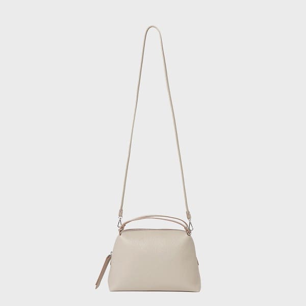 กระเป๋าสะพายข้าง GIANNI CHIARINI ALIFA ทําจากหนังสีเบจของอิตาลี โดดเด่นด้วยดีไซน์ที่เรียบง่าย สายรัดปรับระดับได้ หูหิ้วสั้น และด้านบนมีซิป