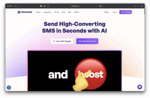 ในหน้าแรกของ Instasent มีพาดหัวข่าวที่ใช้ AI เพื่อส่ง SMS ที่มีการแปลงสูงในไม่กี่วินาที มีพันธมิตรกับ Google และปุ่มสําหรับเริ่มต้นใช้งานฟรี รวมถึงปุ่มโพสต์สีแดงขนาดใหญ่ที่ชี้ด้วยมือการ์ตูน
